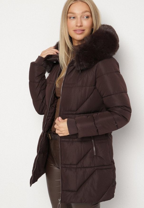 Born2be - Brązowa Pikowana Kurtka z Kapturem z Futerkiem Nenadria. Okazja: na co dzień, na spotkanie biznesowe, do pracy. Typ kołnierza: kaptur. Kolor: brązowy. Materiał: futro. Wzór: aplikacja. Styl: biznesowy, casual