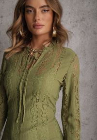 Renee - Zielona Taliowana Sukienka z Koronki Zdobiona Wiązaniem przy Szyi Terienna. Okazja: na imprezę. Kolor: zielony. Materiał: koronka. Długość rękawa: na ramiączkach. Wzór: aplikacja, koronka. Sezon: lato. Typ sukienki: oversize #5