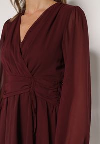 Born2be - Bordowa Rozkloszowana Sukienka z Siateczki z Kopertowym Dekoltem Zenessa. Typ kołnierza: dekolt kopertowy. Kolor: czerwony. Materiał: poliester, materiał. Typ sukienki: kopertowe #2