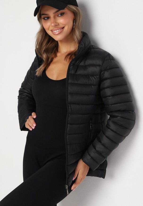 Born2be - Czarna Pikowana Kurtka z Kieszeniami Zapinanymi na Zamek Błyskawiczny Mivindra. Okazja: na co dzień. Kolor: czarny. Materiał: jeans. Styl: casual