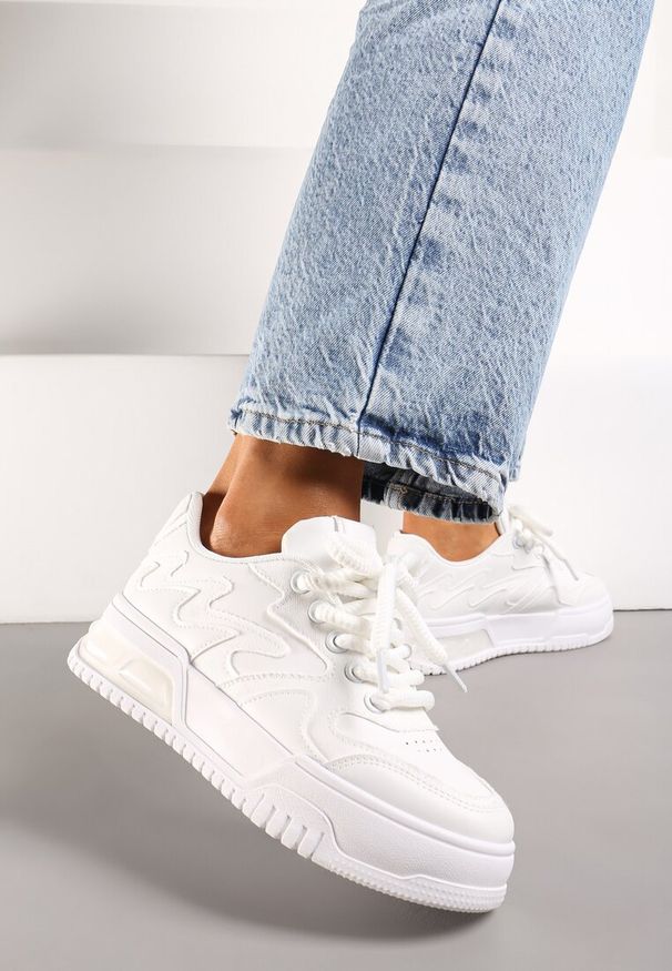 Renee - Białe Sneakersy z Szerokimi Sznurowadłami Ozdobione Tłoczeniami i Wstawką przy Podeszwie Ulares. Nosek buta: okrągły. Zapięcie: sznurówki. Kolor: biały. Materiał: materiał. Wzór: aplikacja. Obcas: na obcasie. Wysokość obcasa: niski