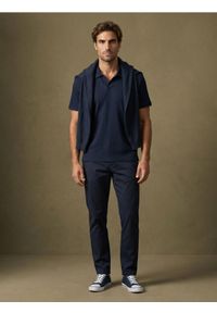 Sinsay - Prążkowana bluza polo z krótkim rękawem - granatowy. Typ kołnierza: polo. Kolor: niebieski. Materiał: prążkowany. Długość rękawa: krótki rękaw. Długość: krótkie #1