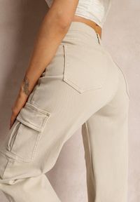 Renee - Jasnobeżowe Jeansy Cargo High Waist z Kieszeniami Anora. Stan: podwyższony. Kolor: beżowy. Wzór: aplikacja #4