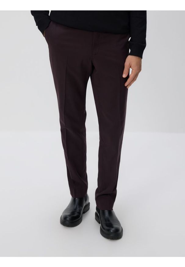 Reserved - Garniturowe spodnie slim fit - mahoniowy. Kolor: brązowy. Materiał: tkanina, wiskoza