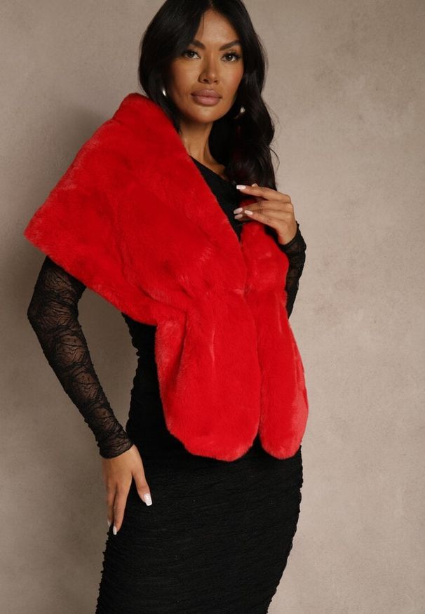 Renee - Czerwone Ponczo z Ozdobnym Futerkiem Cralinne. Kolor: czerwony. Materiał: futro