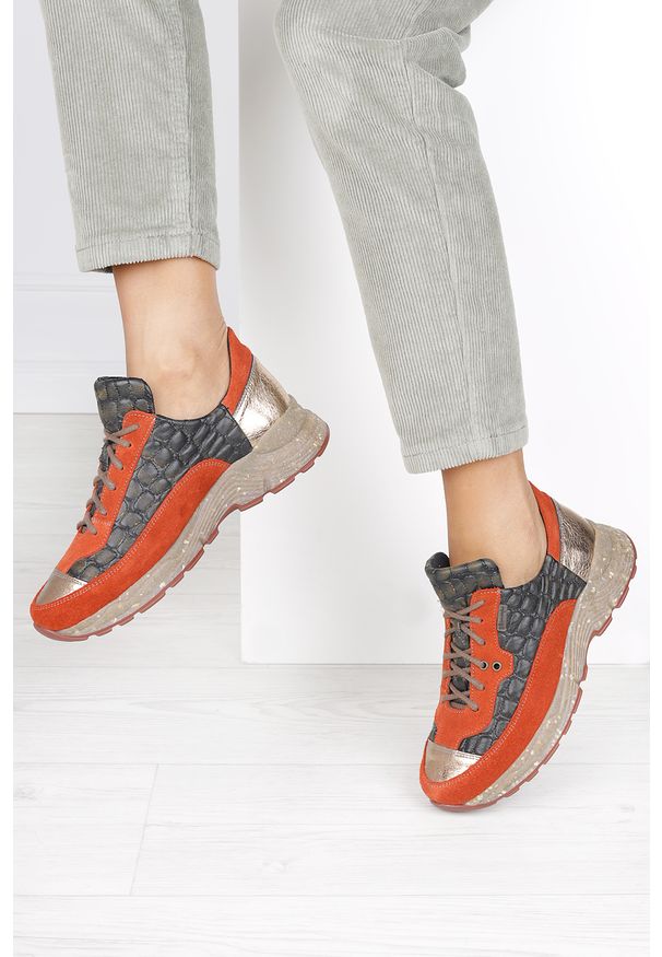 Maciejka - Pomarańczowe sneakersy maciejka buty sportowe sznurowane polska skóra 04845-30/00-7. Kolor: pomarańczowy, złoty, wielokolorowy. Materiał: skóra