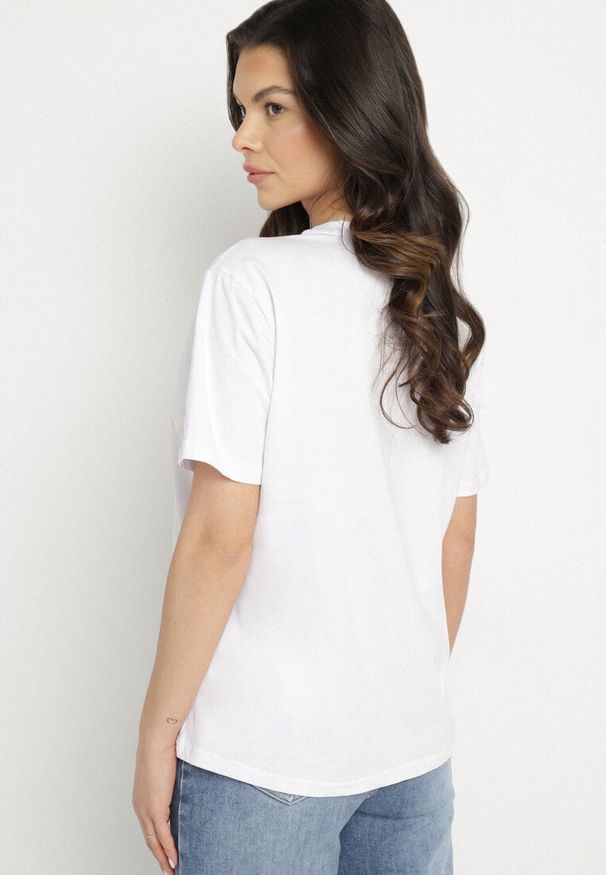 Born2be - Biały T-shirt z Bawełny o Kroju Oversize z Haftem i Cekinami Uliowena. Okazja: na co dzień, na spacer. Kolor: biały. Materiał: bawełna. Wzór: haft. Sezon: lato. Styl: casual