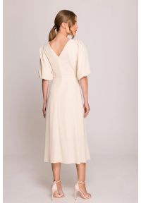 Stylove - Elegancka sukienka koktajlowa z bufiastymi rękawami kremowa. Okazja: na ślub cywilny, na wesele, na imprezę. Kolor: kremowy. Materiał: elastan, materiał. Długość rękawa: krótki rękaw. Sezon: lato. Typ sukienki: rozkloszowane. Styl: elegancki, wizytowy. Długość: midi #2
