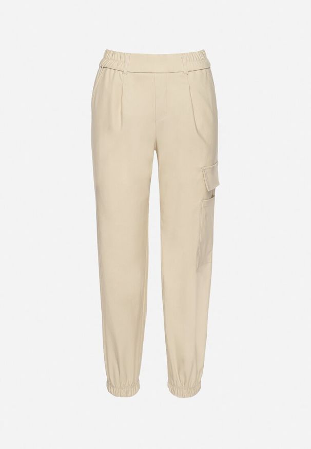 Born2be - Jasnobeżowe Spodnie Bojówki z Gumka w Pasie i na Dole przy Nogawkach Ozdobione Kieszenią z Klapą Veralie. Okazja: na co dzień. Kolor: beżowy. Materiał: bawełna. Wzór: aplikacja. Styl: casual, militarny, elegancki, klasyczny