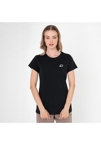 Koszulka New Balance WT23600BK – czarna. Kolor: czarny. Materiał: dzianina, bawełna. Długość rękawa: krótki rękaw. Długość: krótkie