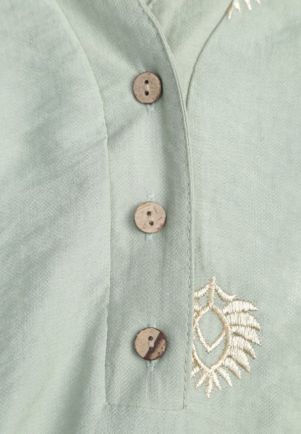 Born2be - Zielona Wiskozowa Koszula Boho z Haftem i Podpinanymi Rękawami 3/4 Cheridenah. Okazja: na co dzień. Kolekcja: plus size. Kolor: zielony. Materiał: wiskoza. Wzór: haft. Styl: boho