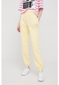 United Colors of Benetton spodnie dresowe bawełniane damskie kolor żółty gładkie. Stan: podwyższony. Kolor: żółty. Materiał: bawełna, dresówka. Wzór: gładki