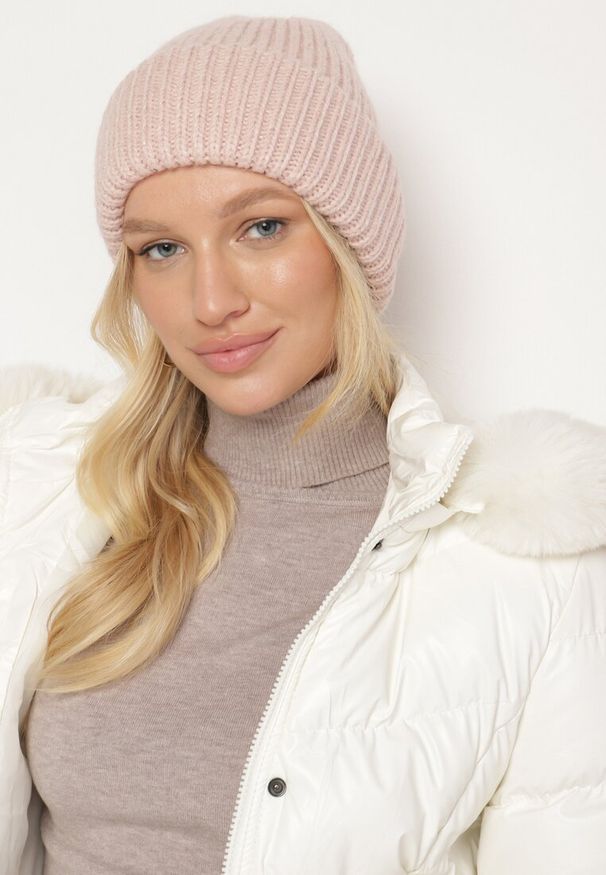 Born2be - Różowa Prążkowana Czapka Beanie z Wiskozą i Metaliczną Nicią Temiala. Kolor: różowy. Materiał: prążkowany, wiskoza. Styl: casual, elegancki