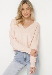 Born2be - Jasnoróżowy Sweter z Dekoltem w V z Domieszką Kaszmiru Mariara. Okazja: na co dzień. Typ kołnierza: dekolt w kształcie V. Kolor: różowy. Materiał: kaszmir. Wzór: bez wzorów. Styl: casual