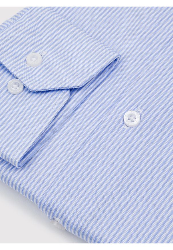 Pako Lorente - PAKO LORENTE - Niebieska koszula w prążek. Typ kołnierza: kołnierzyk włoski. Kolor: niebieski. Materiał: dzianina, poliester, bawełna. Długość rękawa: długi rękaw. Długość: długie. Wzór: prążki