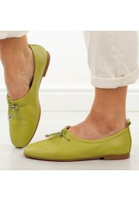 Zielone skórzane półbuty damskie T.Sokolski w26-236. Okazja: na co dzień. Zapięcie: bez zapięcia. Kolor: zielony. Materiał: skóra. Szerokość cholewki: normalna. Sezon: wiosna, jesień, lato. Styl: casual, elegancki, klasyczny #1