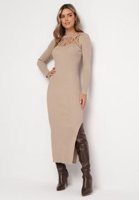 Born2be - Beżowa Prążkowana Sukienka Maxi z Ażurowym Wzorem i Wycięciem Zanelia. Kolor: beżowy. Materiał: prążkowany. Długość rękawa: długi rękaw. Wzór: ażurowy. Typ sukienki: proste. Długość: maxi #1