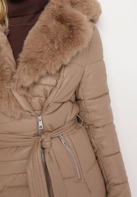 Born2be - Ciemnobeżowa Pikowana Kurtka z Kapturem Futerkiem i Paskiem Greleti. Okazja: na spacer. Typ kołnierza: kaptur. Kolor: beżowy. Materiał: futro. Styl: elegancki #5
