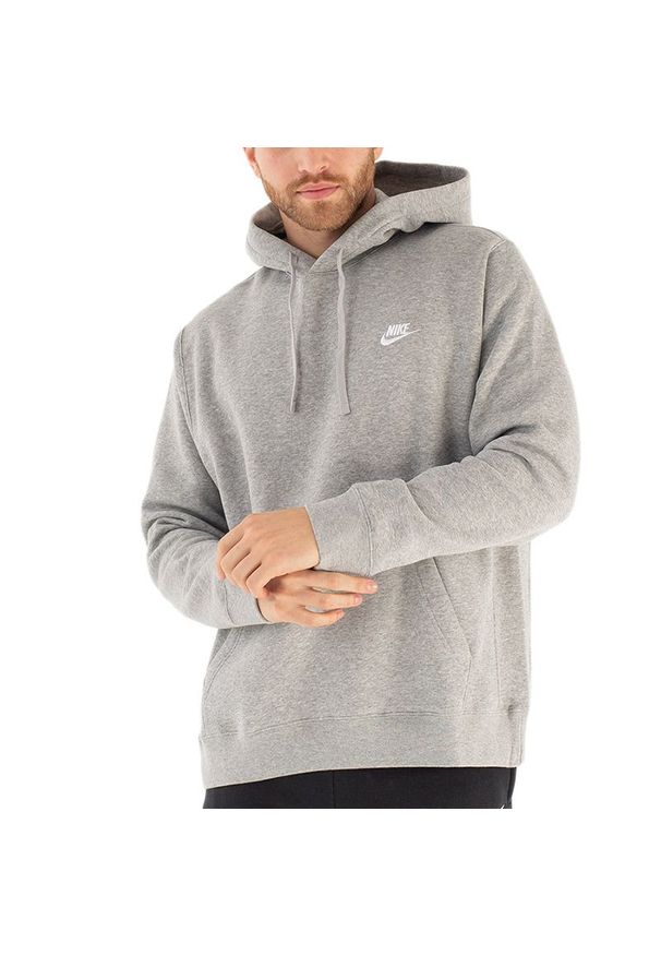Bluza Nike NSW Club Fleece BV2654-063 - szara. Typ kołnierza: kaptur. Kolor: szary. Materiał: bawełna, materiał, poliester. Wzór: aplikacja. Styl: sportowy, klasyczny