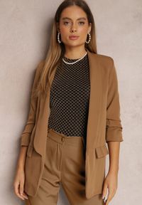 Renee - Ciemnobeżowa Marynarka Rhenona. Kolor: beżowy. Materiał: satyna, koronka. Wzór: jednolity. Styl: klasyczny, elegancki