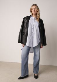 Born2be - Niebieska Bawełniana Koszula Oversize z Biżuteryjnymi Guzikami Adrearina. Okazja: na co dzień. Typ kołnierza: kołnierzyk klasyczny. Kolor: niebieski. Materiał: bawełna. Długość: długie. Wzór: gładki. Styl: casual, klasyczny #2