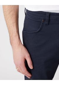 Wrangler - WRANGLER GREENSBORO MĘSKIE SPODNIE JEANSOWE DARK NAVY W15Q71XAE. Materiał: jeans