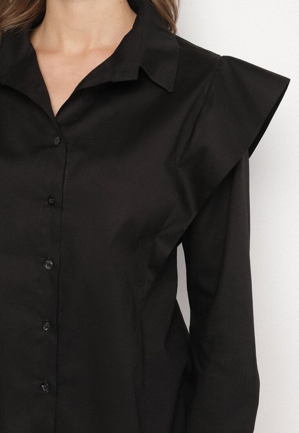 Born2be - Czarna Bawełniana Koszula z Ozdobnymi Ramionami Teladoria. Okazja: na co dzień. Kolor: czarny. Materiał: bawełna. Styl: elegancki, casual