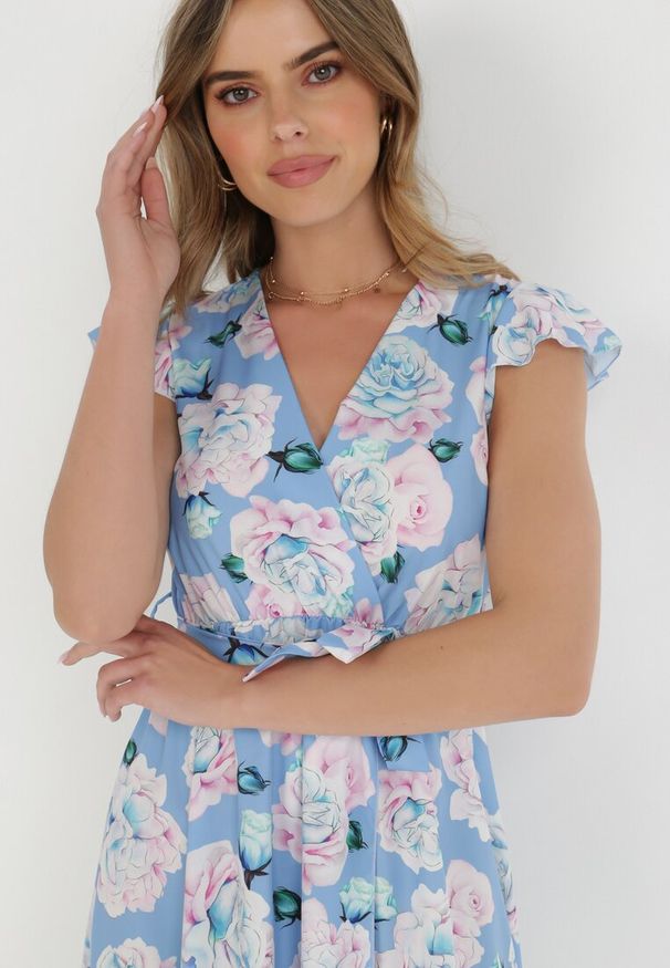 Born2be - Jasnoniebieska Sukienka z Paskiem Myranie. Typ kołnierza: kołnierz z falbankami. Kolor: niebieski. Materiał: materiał, tkanina. Wzór: kwiaty, kolorowy. Typ sukienki: rozkloszowane, kopertowe. Długość: maxi