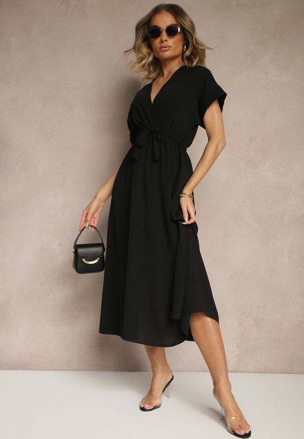 Renee - Czarna Rozkloszowana Sukienka z Gumką w Talii i Wiązaniem Sepenira. Okazja: na co dzień. Typ kołnierza: dekolt w serek, dekolt kopertowy. Kolor: czarny. Materiał: jeans. Długość rękawa: krótki rękaw. Typ sukienki: kopertowe. Styl: elegancki, casual