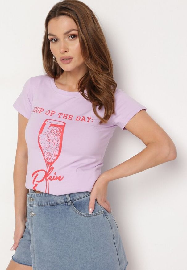 Born2be - Fioletowy Klasyczny T-shirt z Bawełny Ozdobiony Nadrukiem Getantia. Okazja: na co dzień. Kolor: fioletowy. Materiał: bawełna. Wzór: aplikacja, nadruk. Styl: klasyczny
