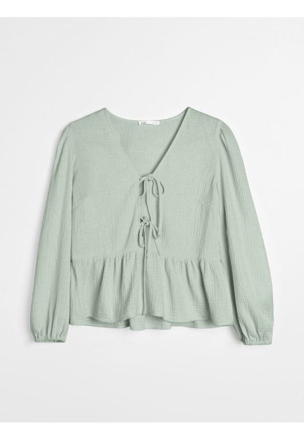 Sinsay - Koszulowa bluzka z muślinu z ozdobnym wiązaniem - zielony. Kolor: zielony