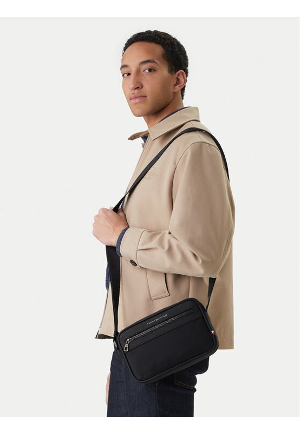 TOMMY HILFIGER - Tommy Hilfiger Saszetka Th Repreve Ew Reporter AM0AM14152 Czarny. Kolor: czarny. Materiał: materiał