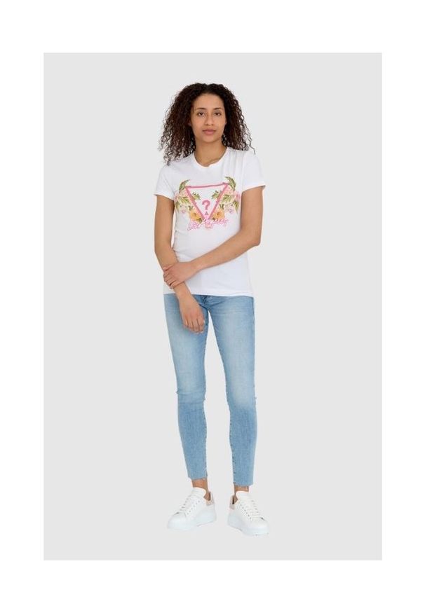 Guess - GUESS Biały t-shirt damski z logo z kwiatami i dżetami slim fit. Kolor: biały. Materiał: bawełna. Wzór: kwiaty