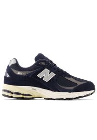 Buty New Balance M2002RCA - granatowe. Okazja: na co dzień. Kolor: niebieski. Materiał: skóra, guma, zamsz, materiał. Szerokość cholewki: normalna. Sport: bieganie