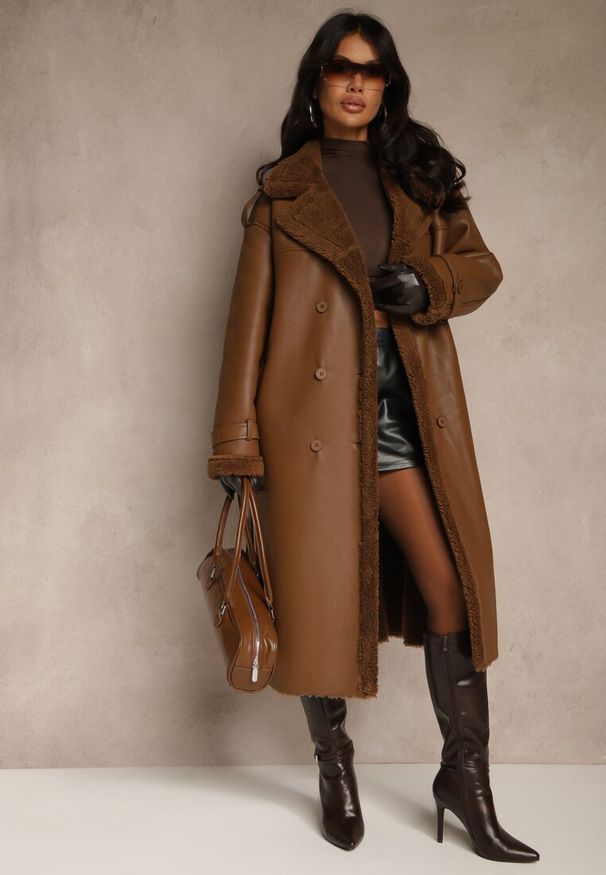 Renee - Brązowy Płaszcz z Imitacji Skóry z Futerkiem o Dwurzędowym Kroju z Paskiem Zuzze. Okazja: na spacer, na co dzień. Kolor: brązowy. Materiał: futro, skóra. Długość rękawa: długi rękaw. Długość: długie. Wzór: aplikacja. Styl: elegancki, casual