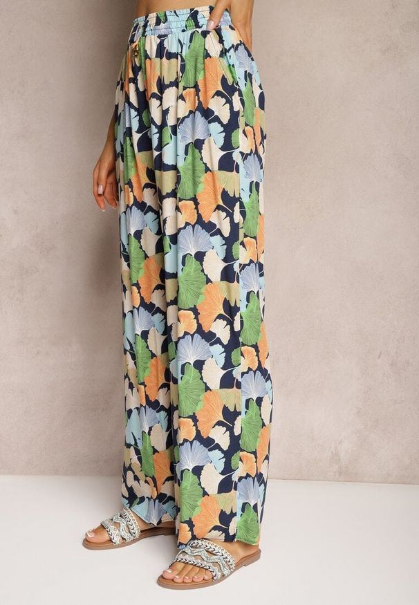 Renee - Granatowo-Niebieskie Szerokie Spodnie z Wiskozy High Waist w Kwiaty Wykończone Gumką w Talii Dennea. Stan: podwyższony. Kolor: niebieski. Materiał: wiskoza. Wzór: kwiaty. Sezon: lato