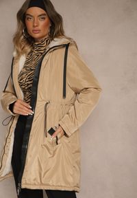 Renee - Ciemnobeżowa Kurtka Parka w Stylu Casual Ocieplana Futerkiem Olleania. Okazja: na co dzień. Kolor: beżowy. Materiał: futro. Wzór: aplikacja. Styl: casual #2