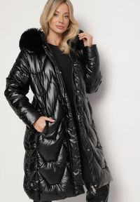 Born2be - Czarna Zimowa Kurtka Pikowana o Długim Kroju z Kapturem z Odpinanym Futrem Lilareen. Okazja: na co dzień. Typ kołnierza: kaptur. Kolor: czarny. Materiał: futro. Długość: długie. Sezon: zima. Styl: elegancki, casual #5