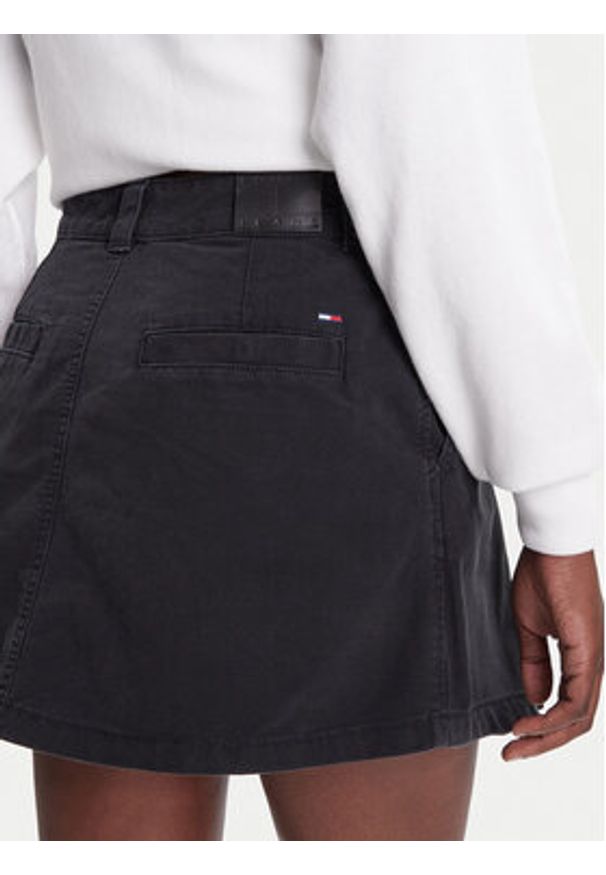 Tommy Jeans Spódnica jeansowa DW0DW21137 Czarny Regular Fit. Kolor: czarny. Materiał: bawełna
