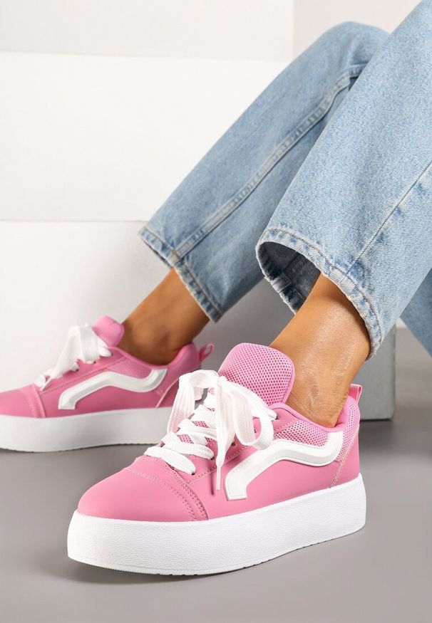 Renee - Fuksjowe Sneakersy na Platformie z Geometrycznym Wzorem Kornelna. Okazja: na co dzień. Kolor: różowy. Materiał: jeans. Wzór: geometria. Obcas: na platformie