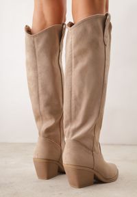 Renee - Ciemnobeżowe Kozaki Kowbojki na Stożku z Gładką Cholewką z Imitacji Zamszu Halille. Kolor: beżowy. Materiał: zamsz. Szerokość cholewki: normalna. Wzór: gładki. Obcas: na stożku. Styl: street, elegancki #4