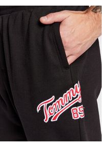 Tommy Jeans Spodnie dresowe College DM0DM15807 Czarny Relaxed Fit. Kolor: czarny. Materiał: bawełna, dresówka #4