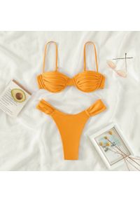 Intica - Strój kąpielowy bikini z regulowanym stanikiem i trójkątnymi figami Aleah. Kolor: pomarańczowy. Materiał: materiał