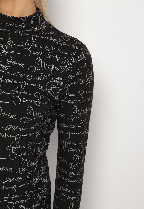 Born2be - Czarna Bluzka z Bawełny w Stylu Longsleeve z Półgolfem w Literowy Nadruk Azelenia. Okazja: na co dzień. Kolor: czarny. Materiał: bawełna. Długość rękawa: długi rękaw. Wzór: nadruk. Styl: casual