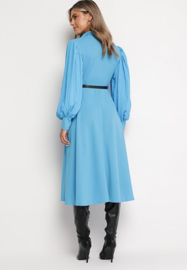 Born2be - Niebieska Sukienka Rozkloszowana z Paskiem Aidyn. Kolor: niebieski. Typ sukienki: kopertowe. Styl: elegancki. Długość: midi