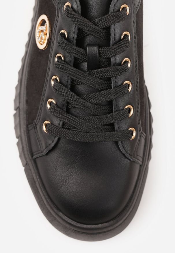 Born2be - Czarno-Złote Sneakersy Vices na Grubej Tłoczonej Podeszwie ze Sznurowaniem i Metaliczną Ozdobą Ulfedi. Okazja: na co dzień. Kolor: czarny. Materiał: jeans, dzianina. Wzór: aplikacja