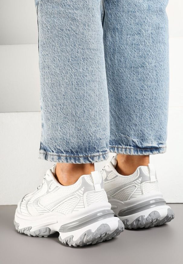 Renee - Białe Sneakersy na Platformie z Geometrycznym Wzorem Mevriane. Okazja: na co dzień. Kolor: biały. Materiał: jeans. Wzór: geometria. Obcas: na platformie
