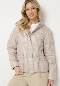 Born2be - Beżowa Kurtka z Kapturem Ozdobiona Przeszyciami i Sznurkami Boledia. Okazja: na co dzień. Typ kołnierza: kaptur. Kolor: beżowy. Materiał: jeans. Wzór: aplikacja. Styl: casual #1