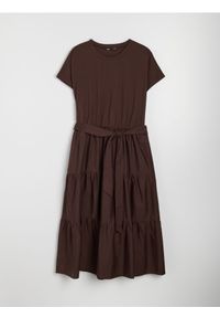 Sinsay - Bawełniana sukienka midi z efektem stopniowania i paskiem - brązowy. Kolor: brązowy. Materiał: bawełna. Długość: midi #1