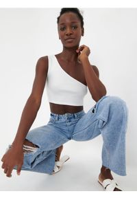 Sinsay - Crop top w prążki - kremowy. Kolor: kremowy. Materiał: włókno, bawełna. Wzór: prążki